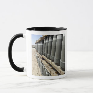 Mug Des rangées des munitions sont empilées et