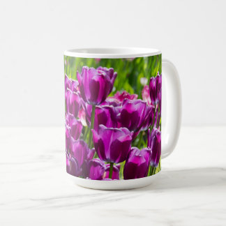 Mug Des tulipes lilas lumineuses par jour ensoleillé