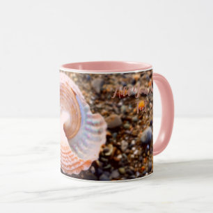 MUG DESIGN CÔTIER AVEC BÂTIMENT DE MER ROSE SUR PLAGE