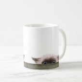 Mug Dessin animé de chaton siamois vous traquant (Devant droit)