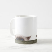 Mug Dessin animé de chaton siamois vous traquant (Devant gauche)