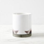 Mug Dessin animé de chaton siamois vous traquant (Centre)