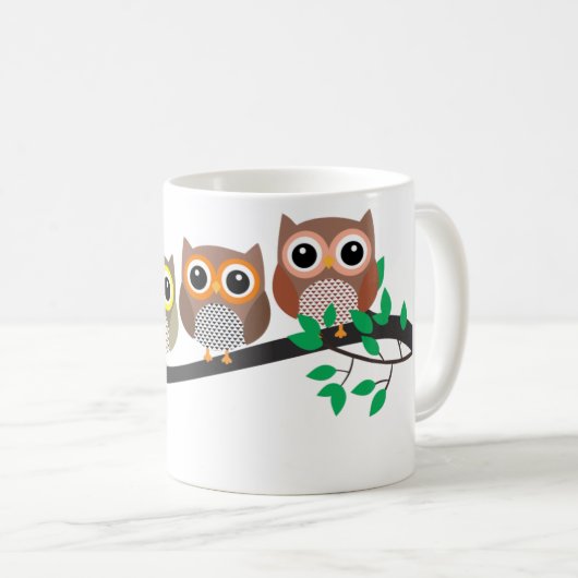Mug Dessin mignon de trois chouettes sur une branche d (Devant droit)
