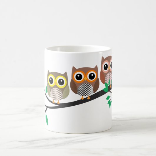 Mug Dessin mignon de trois chouettes sur une branche d (Centre)