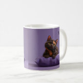 Mug Dessin Tortoiseshell Kitten sur coussin pourpre (Devant droit)