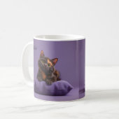 Mug Dessin Tortoiseshell Kitten sur coussin pourpre (Devant gauche)