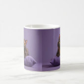 Mug Dessin Tortoiseshell Kitten sur coussin pourpre (Centre)