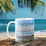 Mug Destin Florida Custom Beach Vacances Keepsaké<br><div class="desc">Cette chope de plage pittoresque de Destin Florida est ornée du magnifique coucher de soleil rose et orange qui touche doucement les vagues de l'océan au-dessus du sable et de l'herbe de mer. Magnifique souvenir de souvenirs balnéaire avec date de voyage personnalisée et nom de famille pour votre lieu de...</div>