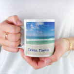 Mug Destin Floride Belle plage Monogram Océan<br><div class="desc">Une belle photo de plage prise dans la destination de vacances idéale de Destin,  Floride. Les magnifiques eaux vertes de Sandestin se lavent jusqu'au bord de mer sablonneux sous un ciel bleu serein pour faire la photo de vacances pittoresque parfaite.</div>