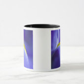 Mug Détail rapproché d'un iris Blue Flag. (Centre)