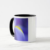 Mug Détail rapproché d'un iris Blue Flag. (Devant gauche)