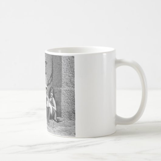 Mug Deux belles filles et un vieil homme grincheux (Droite)