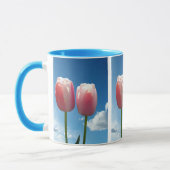 Mug deux belles fleurs de tulipe rose dans le ciel ble (Gauche)