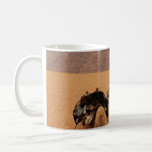 MUG DEUX CAMEAUX SITUÉS SUR SABLE BROWN PRÈS DES MONTA