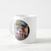 Mug Deux chaises roses dans le magasin général (Devant gauche)