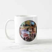 Mug Deux chaises roses dans le magasin général (Gauche)