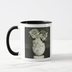 Mug Deux chatons se cachant dans le vase, (B&W)