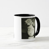 Mug Deux chatons se cachant dans le vase, (B&W) (Devant droit)