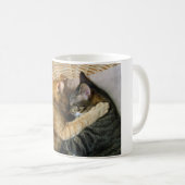 Mug Deux chats tigrés de sommeil caressant (Devant droit)