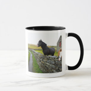 Mug Deux chevaux à la ferme en Angleterre rurale
