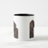 Mug Deux chiots de labrador retriever de chocolat (Centre)