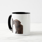 Mug Deux chiots de labrador retriever de chocolat (Devant gauche)