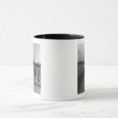 Mug Deux couples marchant sur la route de campagne B&W (Centre)