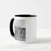 Mug Deux couples marchant sur la route de campagne B&W (Devant gauche)