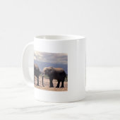 Mug Deux éléphants marchant dans une rangée (Devant gauche)