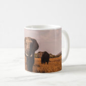 MUG DEUX ÉLÉPHANTS MARCHANT SUR LE TERRAIN COUVERT DE (Devant droit)