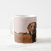 MUG DEUX ÉLÉPHANTS MARCHANT SUR LE TERRAIN COUVERT DE (Devant gauche)