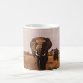 MUG DEUX ÉLÉPHANTS MARCHANT SUR LE TERRAIN COUVERT DE (Centre)