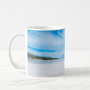 Mug Deux femmes allongées sur du sable blanc face à la