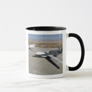 Mug Deux Global Hawks stationnés sur une rampe