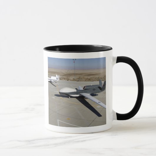 Mug Deux Global Hawks stationnés sur une rampe (Droite)