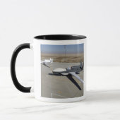 Mug Deux Global Hawks stationnés sur une rampe (Gauche)