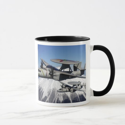 Mug Deux Hawkeyes E-2C effectuent un vol (Droite)