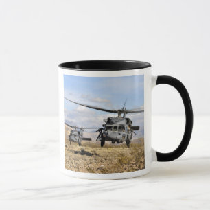 Mug Deux hélicoptères de HH-60 Pavehawk préparant a