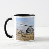 Mug Deux hélicoptères HH-60 Pavehawk se préparent à at (Gauche)