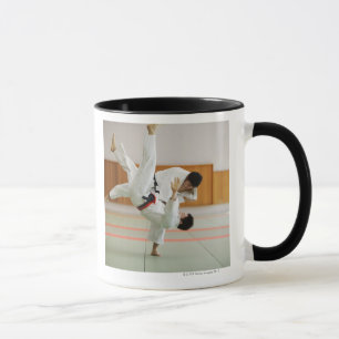Mug Deux hommes concurrençant dans un match 3 de judo