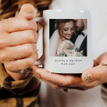 Mug Deux photos | Anniversaire de mariage personnalisé<br><div class="desc">Cette tasse simple et élégante est l'endroit idéal pour se souvenir de votre mariage ou pour célébrer un anniversaire spécial. Vous pouvez ajouter deux de vos photos romantiques préférées,  plus vos noms et la date de votre mariage ou un autre jour spécial.</div>