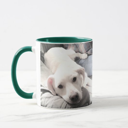 Mug Deux photos d'adorable chiot blanc pâle sur canapé (Gauche)