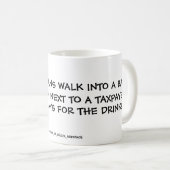 MUG DEUX POLITICIENS SE RENDENT DANS UN BAR. (Devant droit)