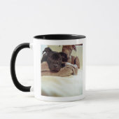 Mug Deux terriers de pitbull se reposant à (Gauche)