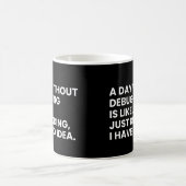 Mug Développeurs et programmeurs drôle de débogage dis (Centre)
