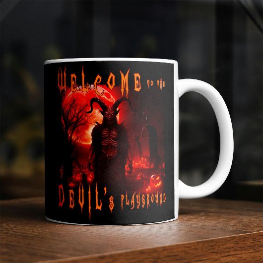 Mug Devil Satan dans le cimetière de nuit avec la lune