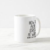 Mug Devis de travail sarcastique - Évitez le stress, i (Devant droit)