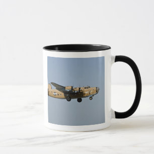 Mug Diamond Lil B-24 Bombardier, atterrissant à Oshkos