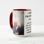 MUG DIEU A PROTÉGÉ LE PRÉSIDENT TRUMP POUR PROTÉGER L' (Devant gauche)