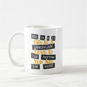 Mug Dieu est un DJ (Gauche)